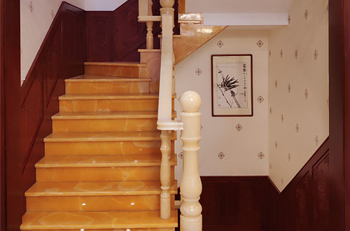 小板镇中式别墅室内汉白玉石楼梯的定制安装装饰效果